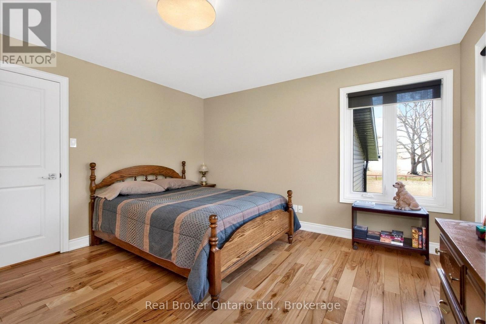 280 Peek-A-Boo Trail, Tiny, ON - Indoor Photo Showing Bedroom