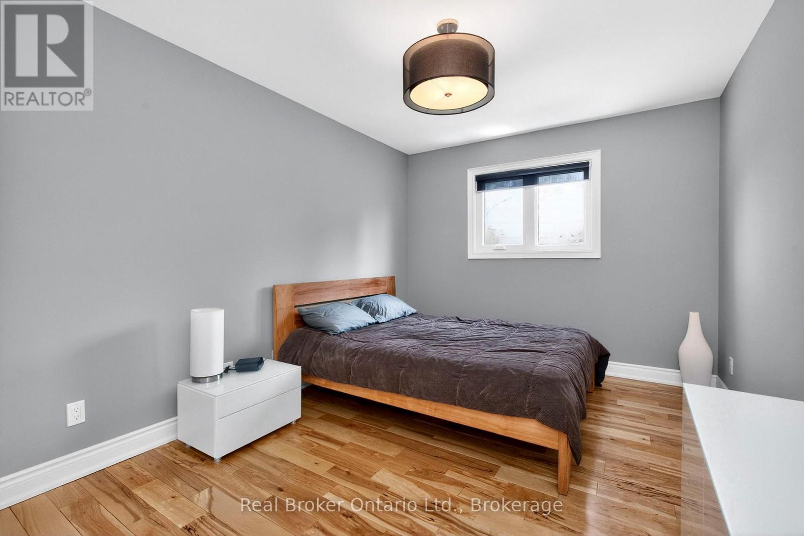280 Peek-A-Boo Trail, Tiny, ON - Indoor Photo Showing Bedroom