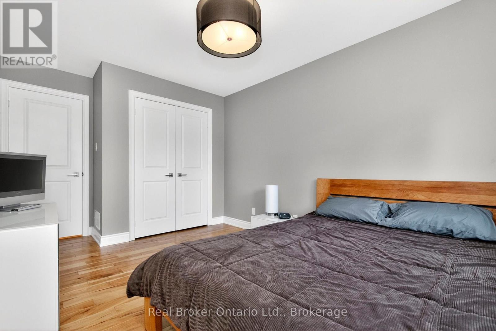 280 Peek-A-Boo Trail, Tiny, ON - Indoor Photo Showing Bedroom