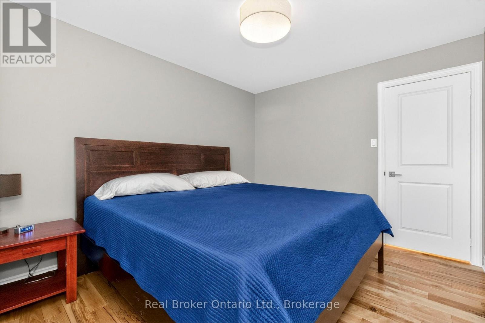 280 Peek-A-Boo Trail, Tiny, ON - Indoor Photo Showing Bedroom
