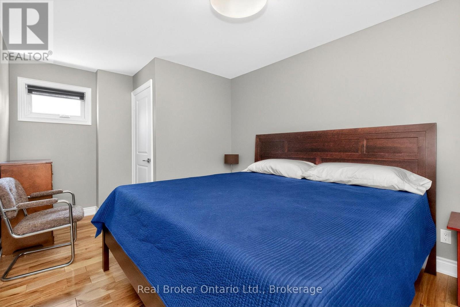 280 Peek-A-Boo Trail, Tiny, ON - Indoor Photo Showing Bedroom