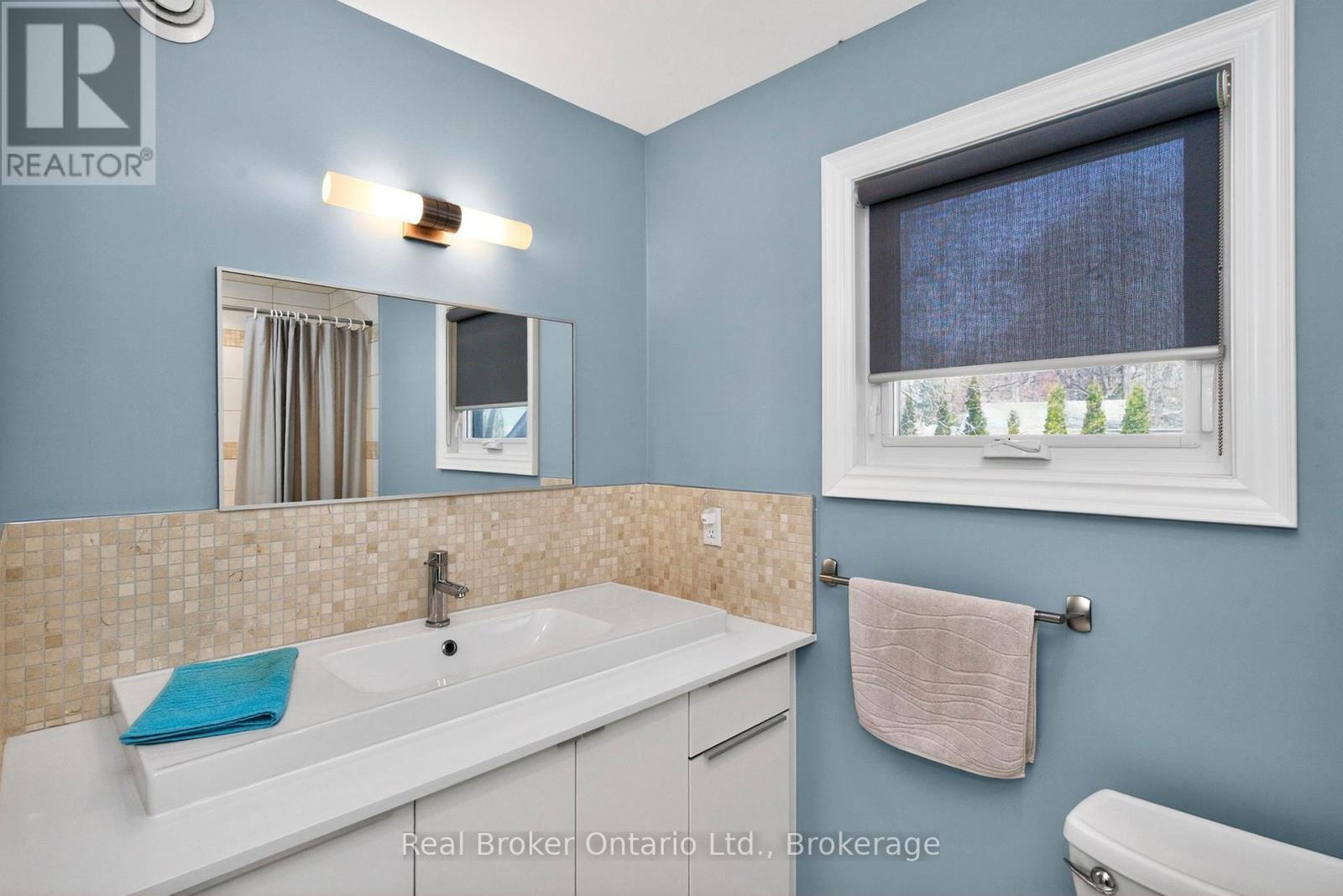 280 Peek-A-Boo Trail, Tiny, ON - Indoor Photo Showing Bathroom