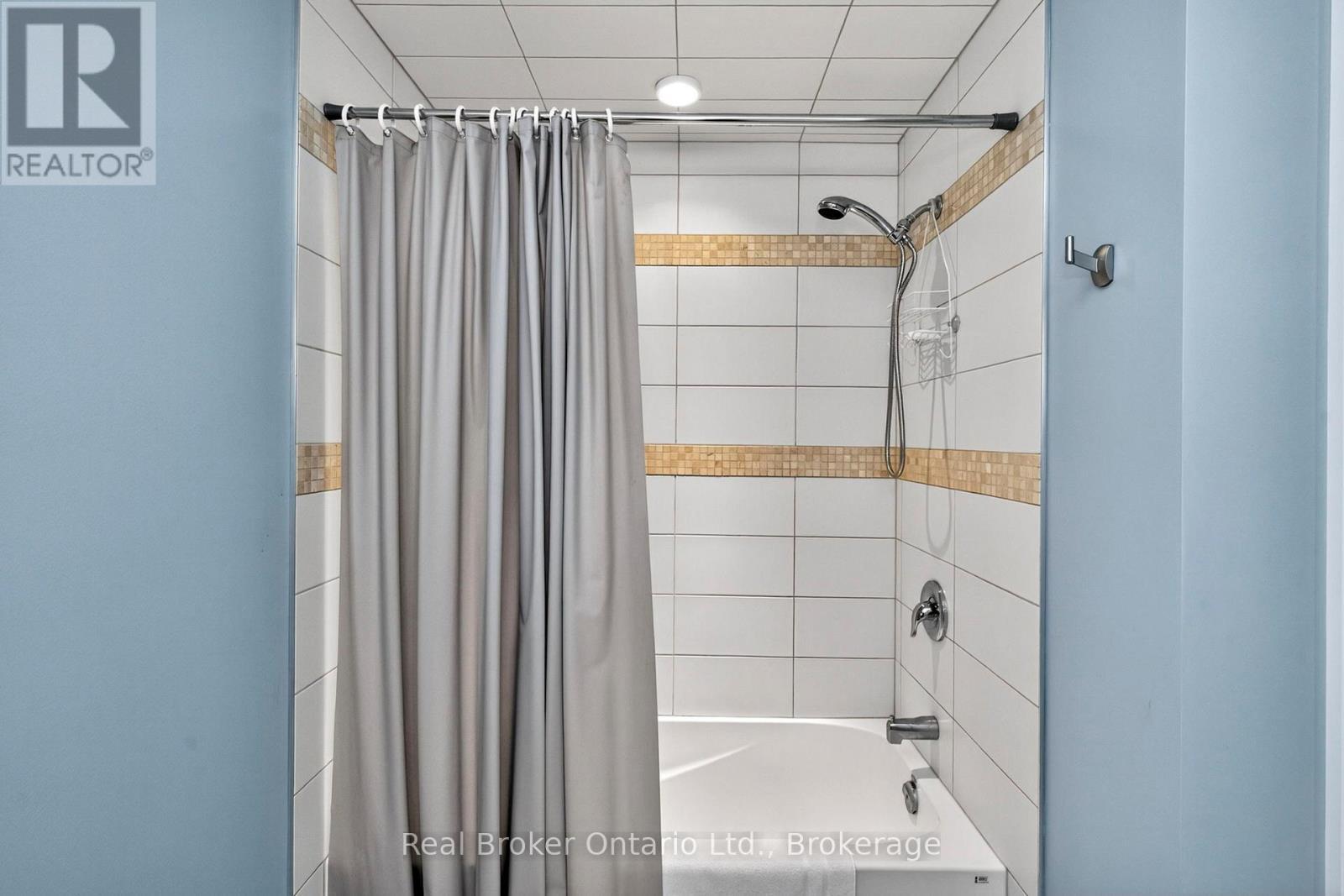280 Peek-A-Boo Trail, Tiny, ON - Indoor Photo Showing Bathroom