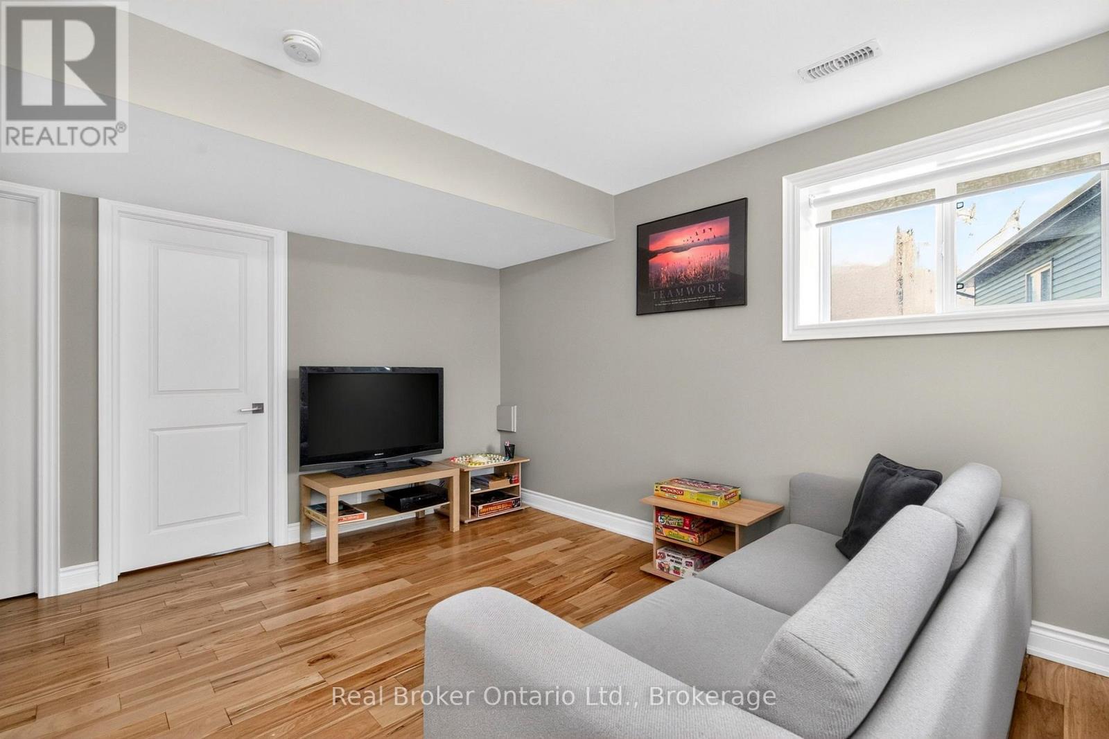 280 Peek-A-Boo Trail, Tiny, ON - Indoor Photo Showing Living Room