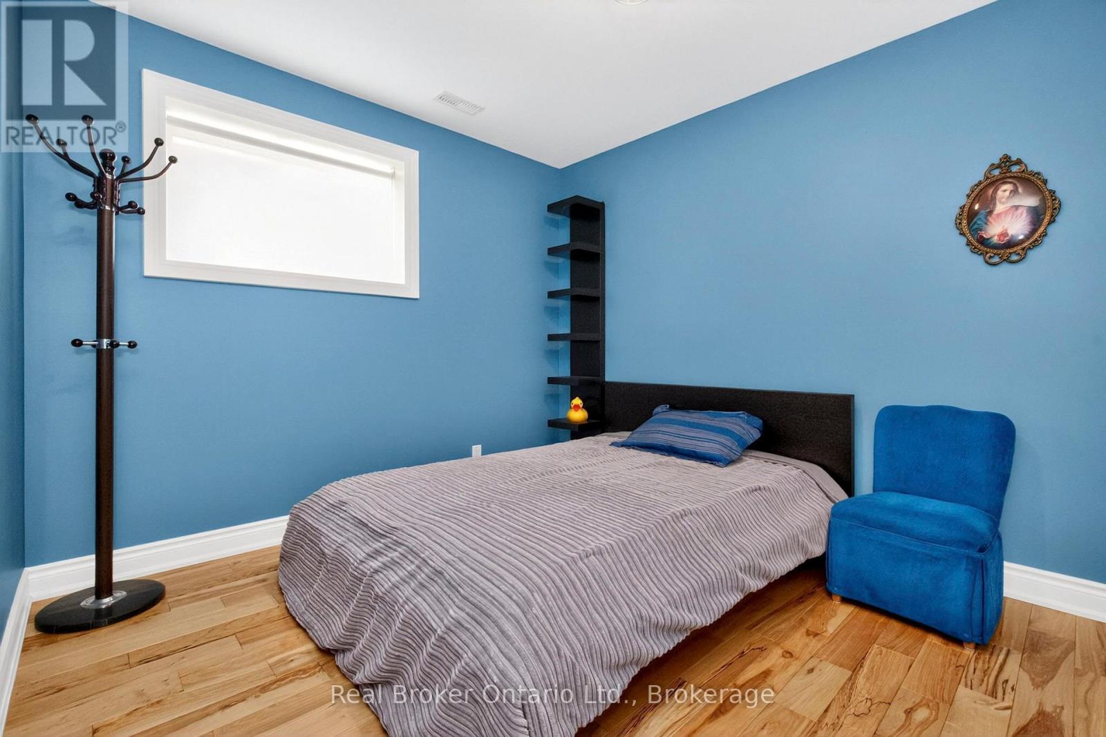 280 Peek-A-Boo Trail, Tiny, ON - Indoor Photo Showing Bedroom