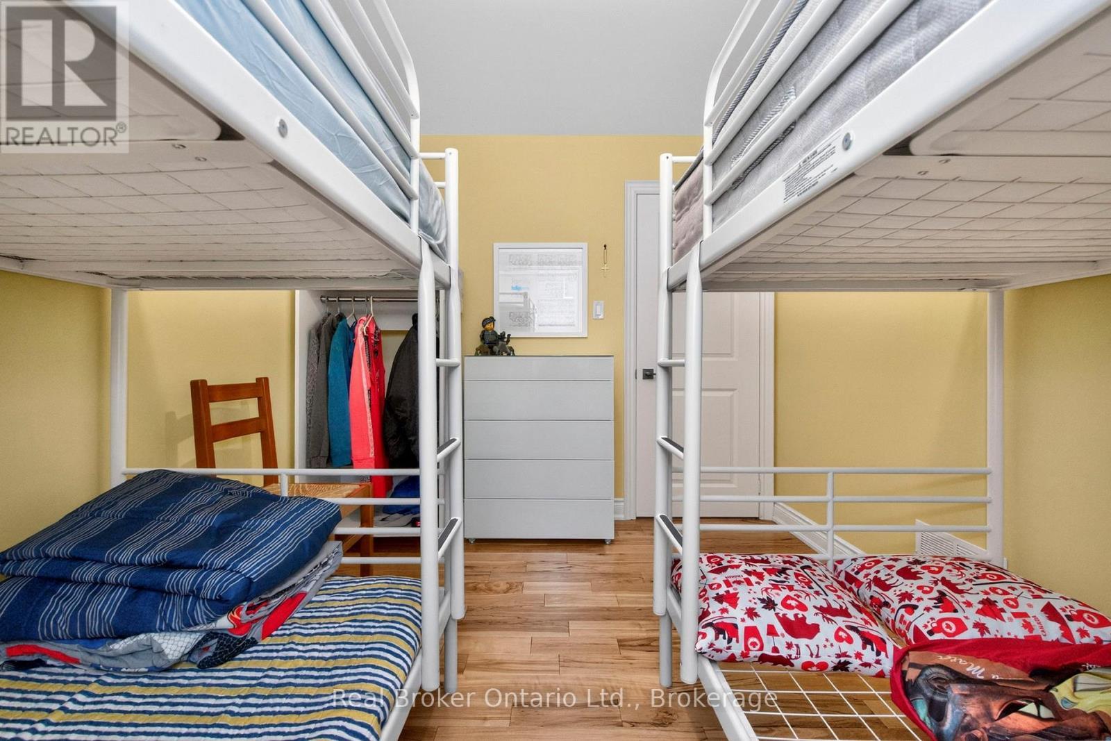 280 Peek-A-Boo Trail, Tiny, ON - Indoor Photo Showing Bedroom