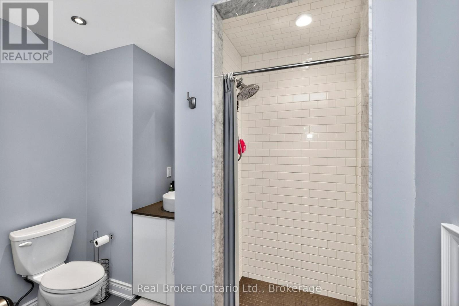 280 Peek-A-Boo Trail, Tiny, ON - Indoor Photo Showing Bathroom