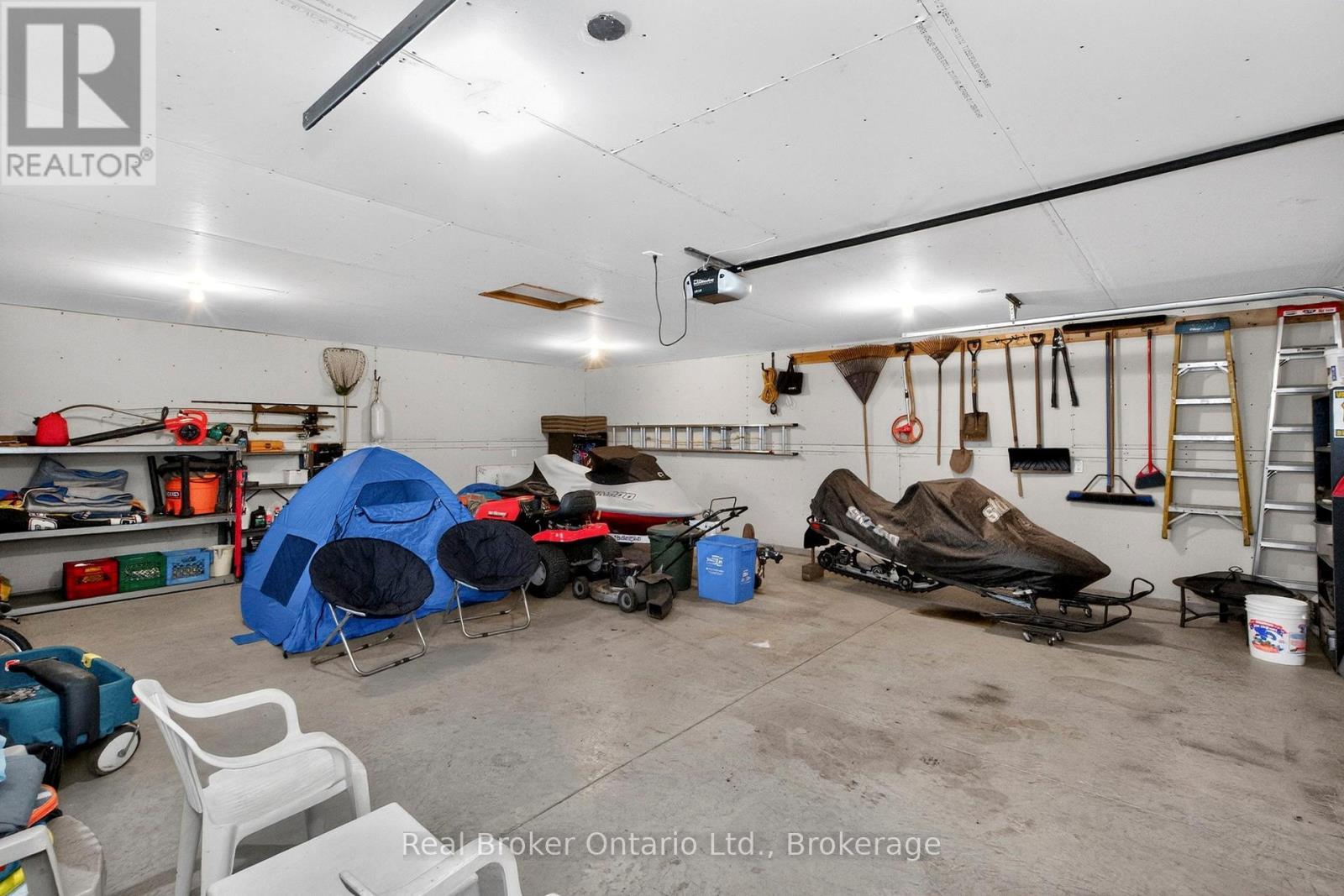 280 Peek-A-Boo Trail, Tiny, ON - Indoor Photo Showing Garage