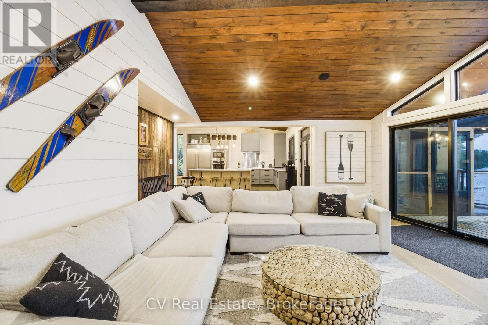 1069 White Eagle Road, Gravenhurst (Morrison), ON - Indoor Photo Showing Living Room