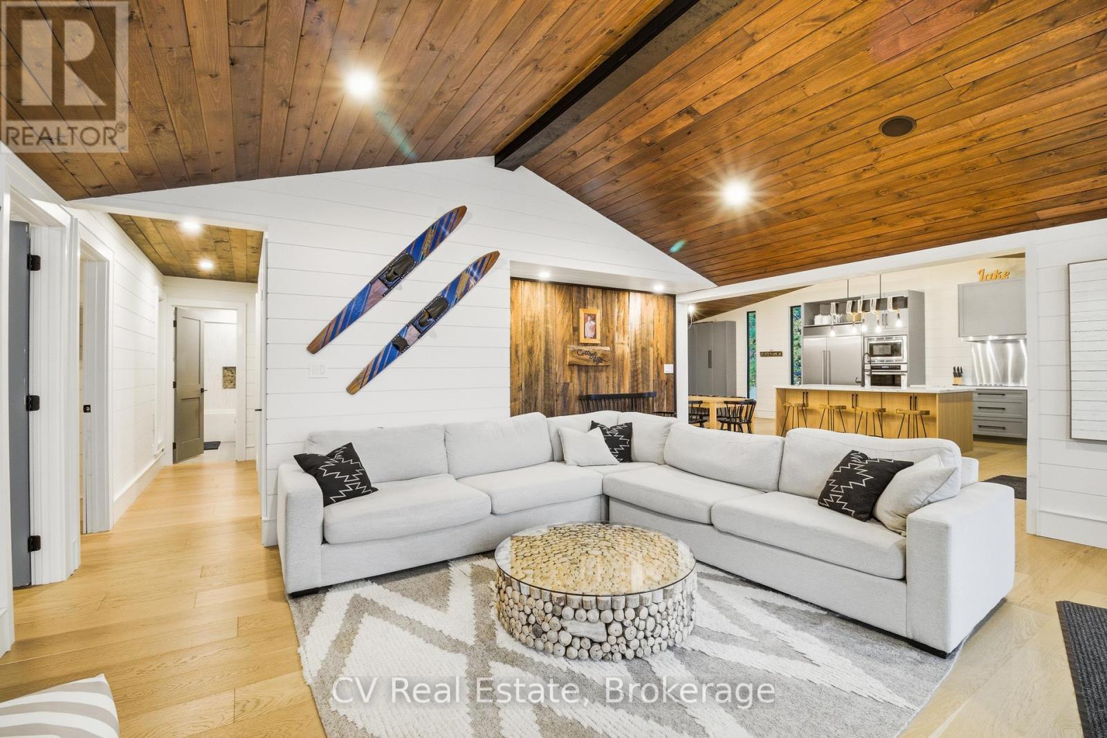 1069 White Eagle Road, Gravenhurst (Morrison), ON - Indoor Photo Showing Living Room