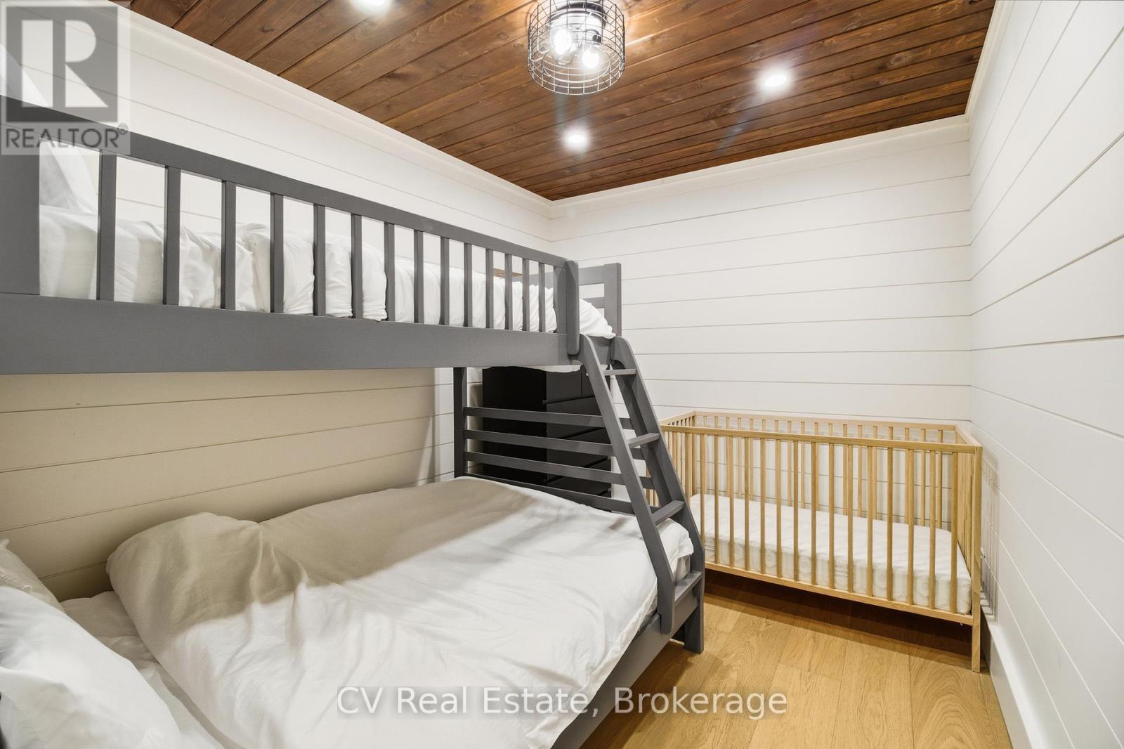 1069 White Eagle Road, Gravenhurst (Morrison), ON - Indoor Photo Showing Bedroom
