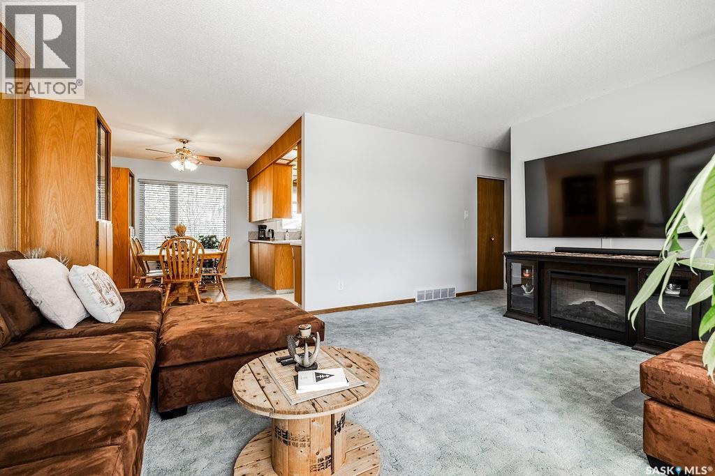 211 2Nd Street E, Langham, SK - Indoor Photo Showing Living Room