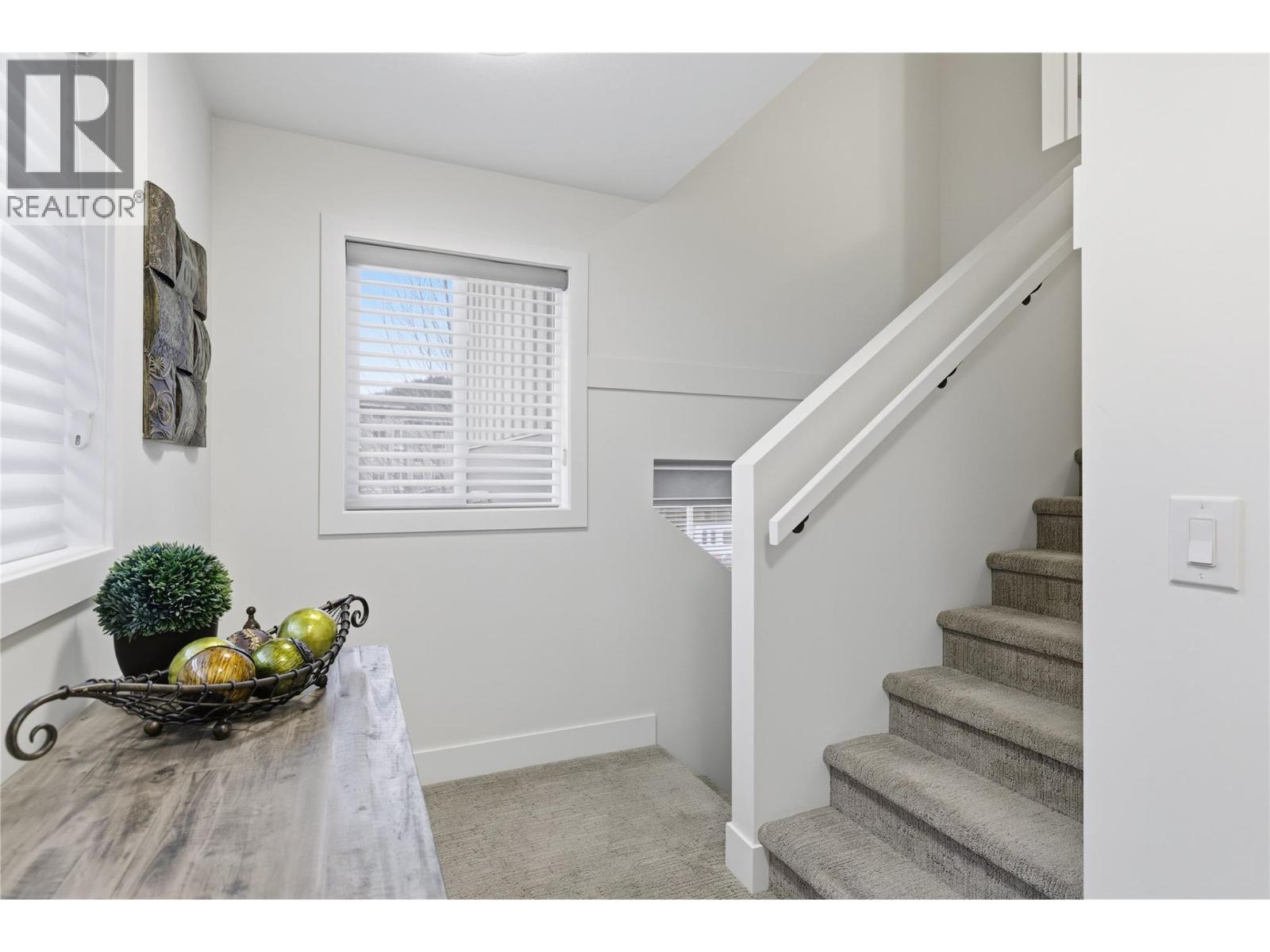 Oversized landing space - 300 Drysdale Boulevard Unit# 10, Kelowna, BC - Indoor Photo Showing Other Room