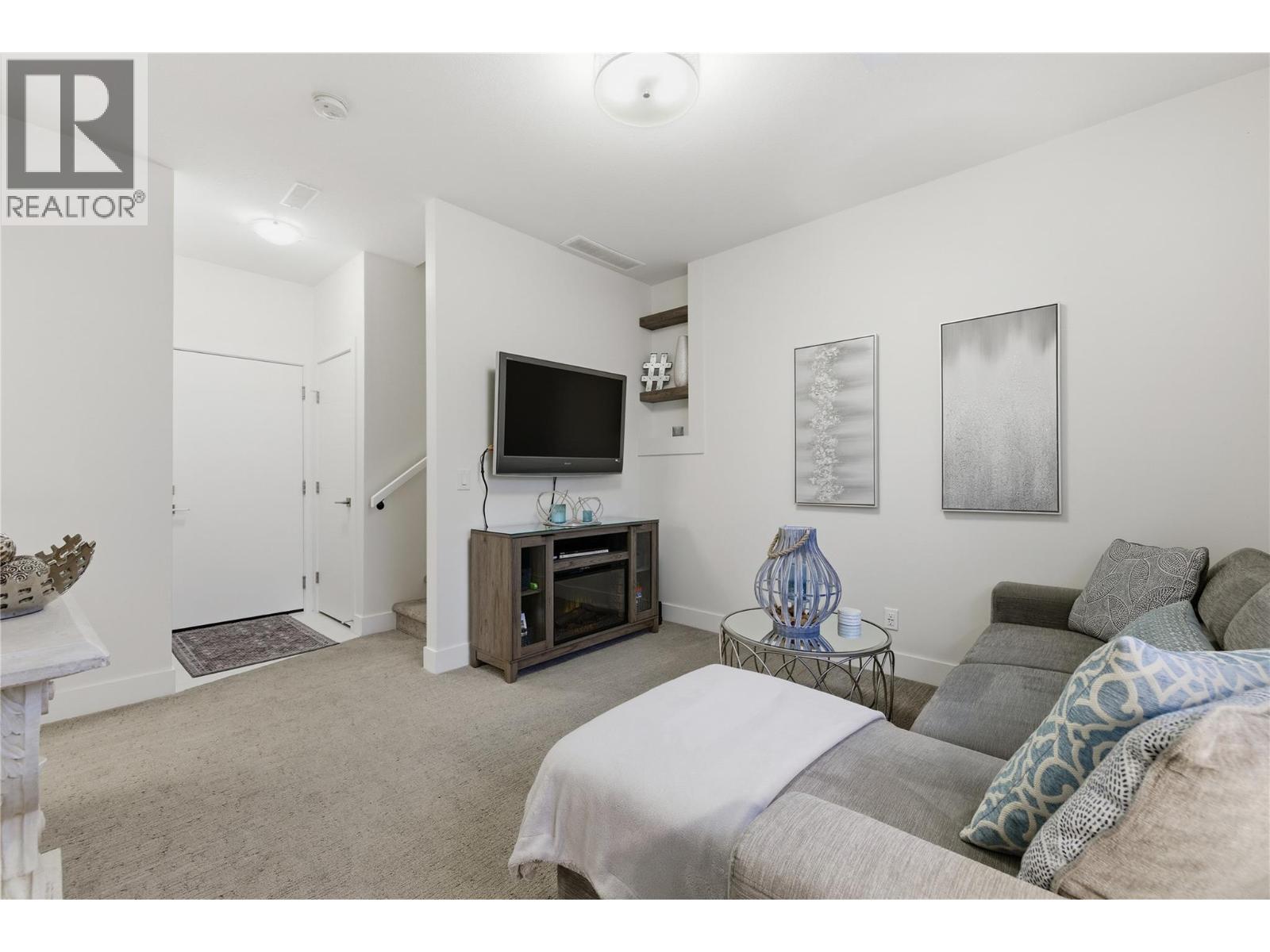 with large walk-in closet - 300 Drysdale Boulevard Unit# 10, Kelowna, BC - Indoor Photo Showing Living Room