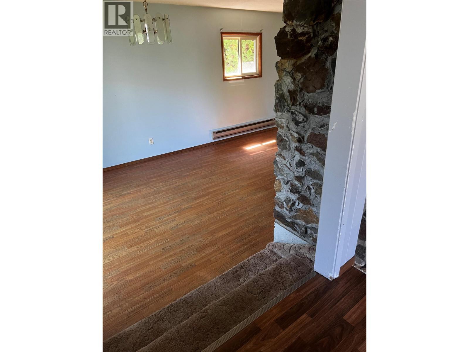 entry from living area to studio area - 28 Willow Crescent, Osoyoos, BC - Indoor Photo Showing Other Room