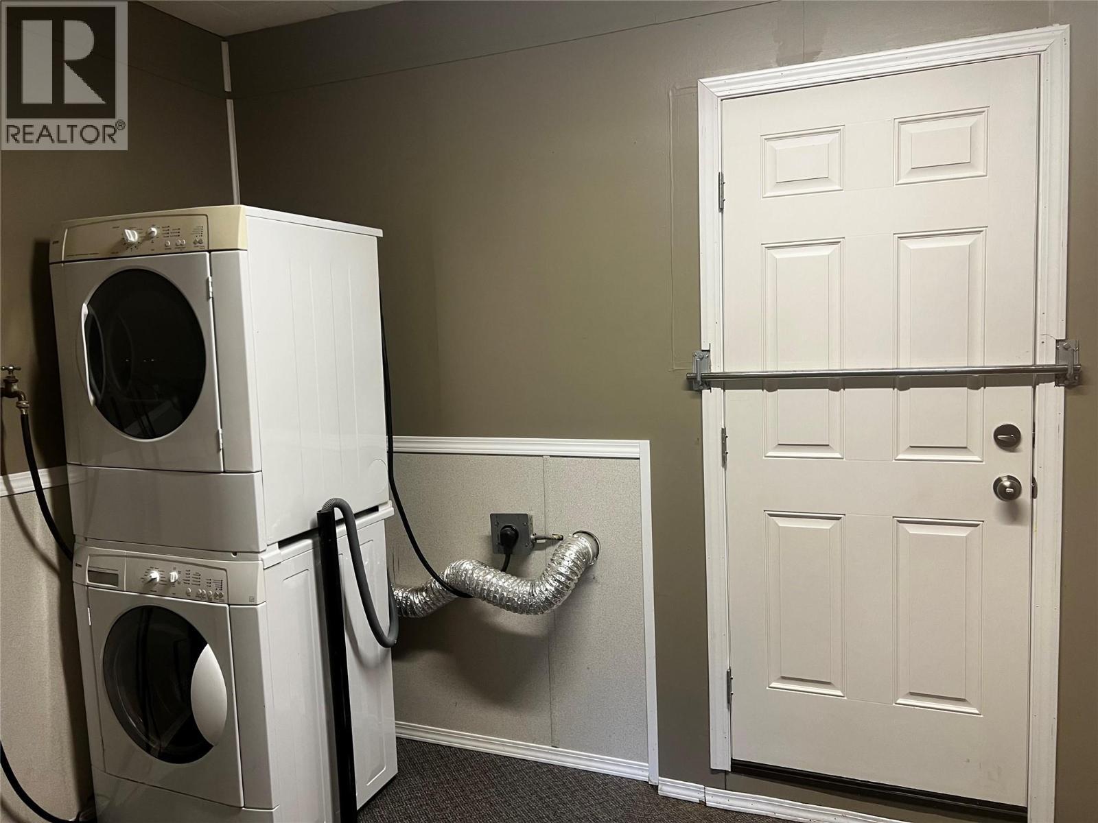laundry room with outside entry - laundry room is part of the working/garage area - 28 Willow Crescent, Osoyoos, BC - Indoor Photo Showing Laundry Room