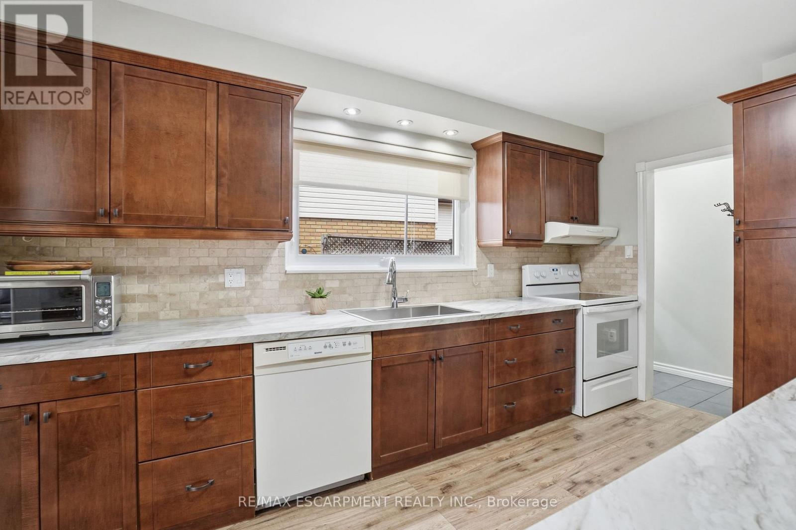 345 Erindale Drive, Burlington, ON - Indoor Photo Showing Kitchen