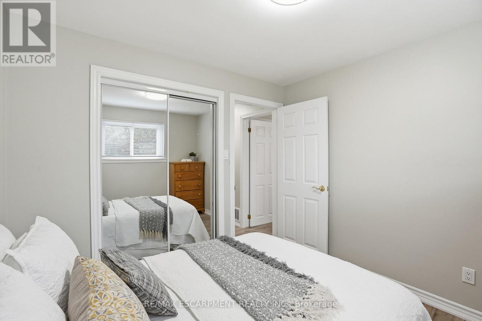 345 Erindale Drive, Burlington, ON - Indoor Photo Showing Bedroom