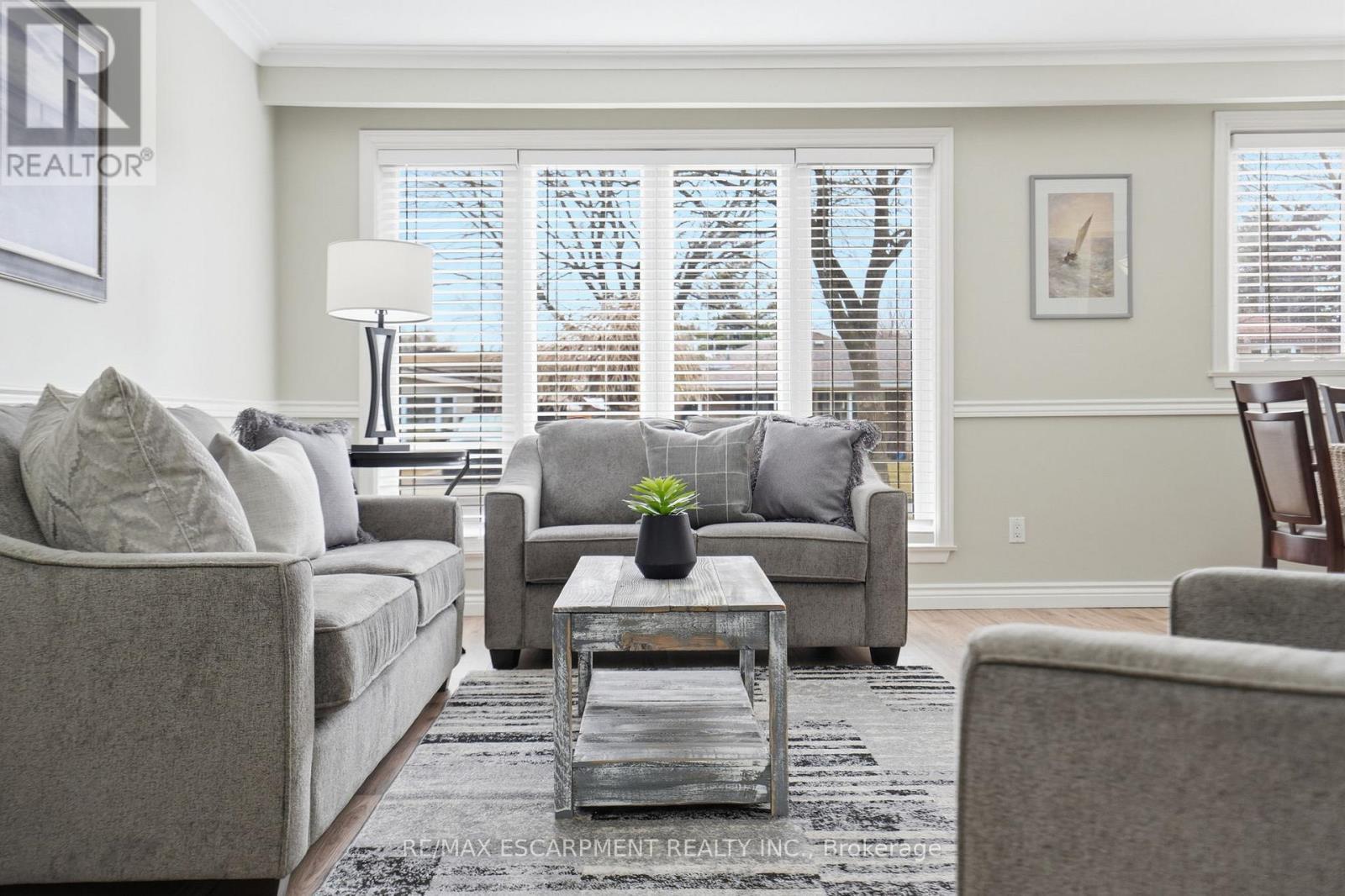 345 Erindale Drive, Burlington, ON - Indoor Photo Showing Living Room