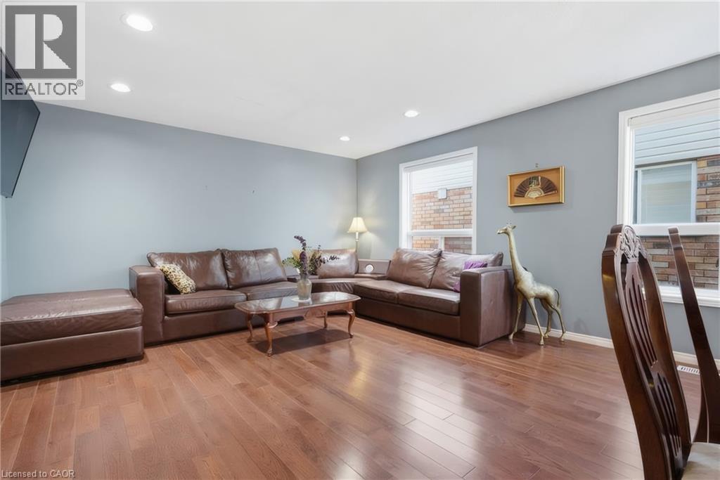 195 Green Vista Drive, Cambridge, ON - Indoor Photo Showing Living Room