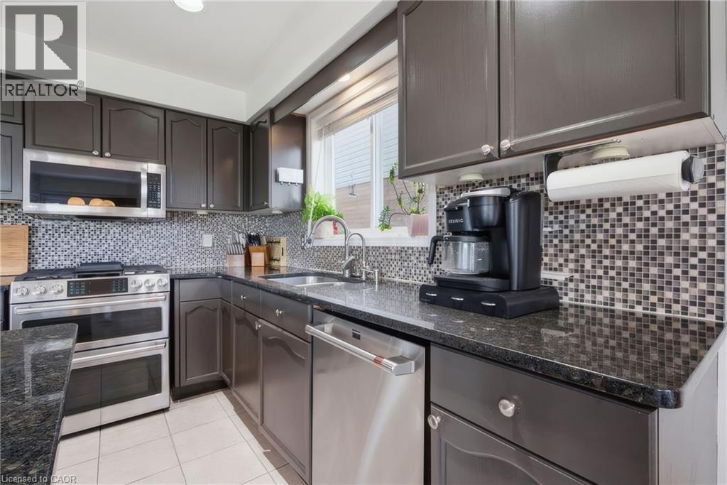 195 Green Vista Drive, Cambridge, ON - Indoor Photo Showing Kitchen With Stainless Steel Kitchen With Double Sink With Upgraded Kitchen