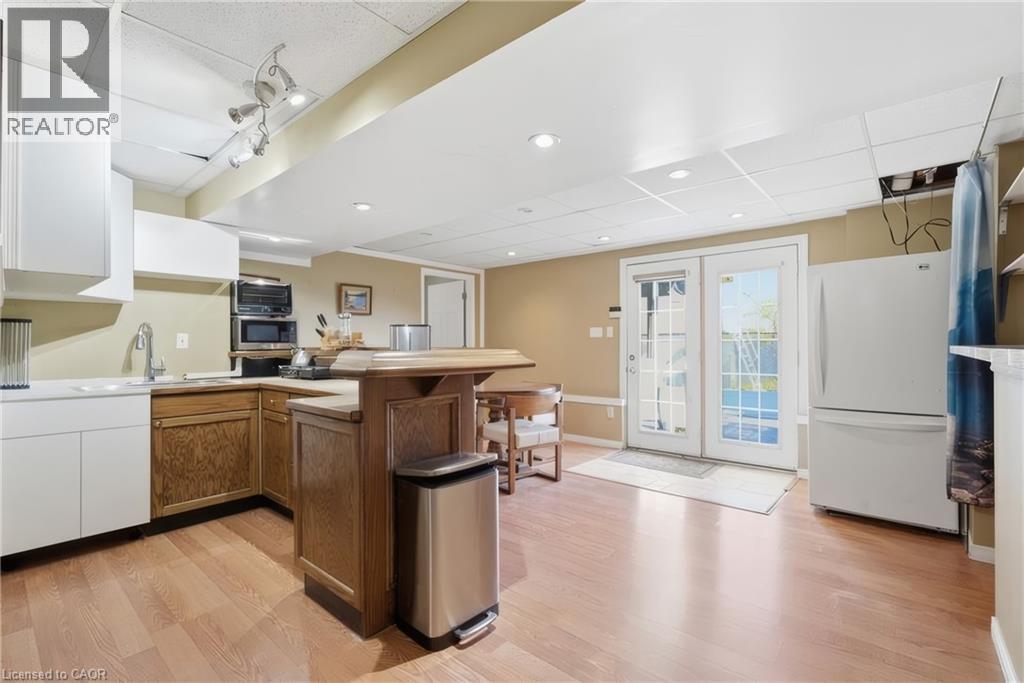 195 Green Vista Drive, Cambridge, ON - Indoor Photo Showing Kitchen