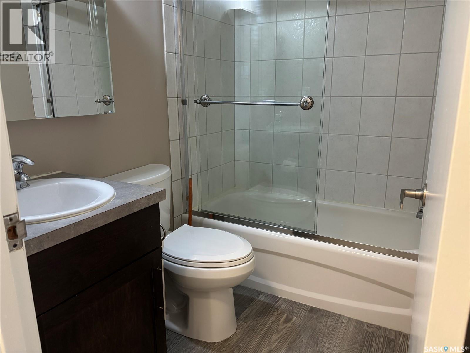 2 2301 7Th Street E, Saskatoon, SK - Indoor Photo Showing Bathroom