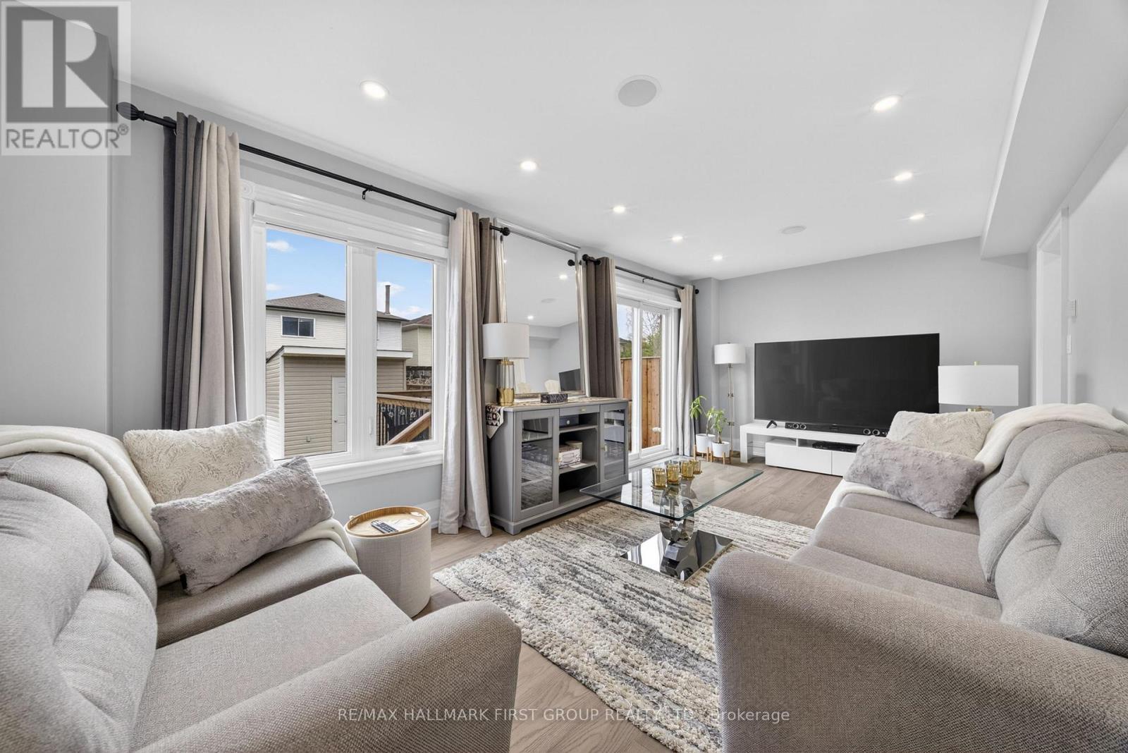 166 Wright Crescent, Ajax, ON - Indoor Photo Showing Living Room