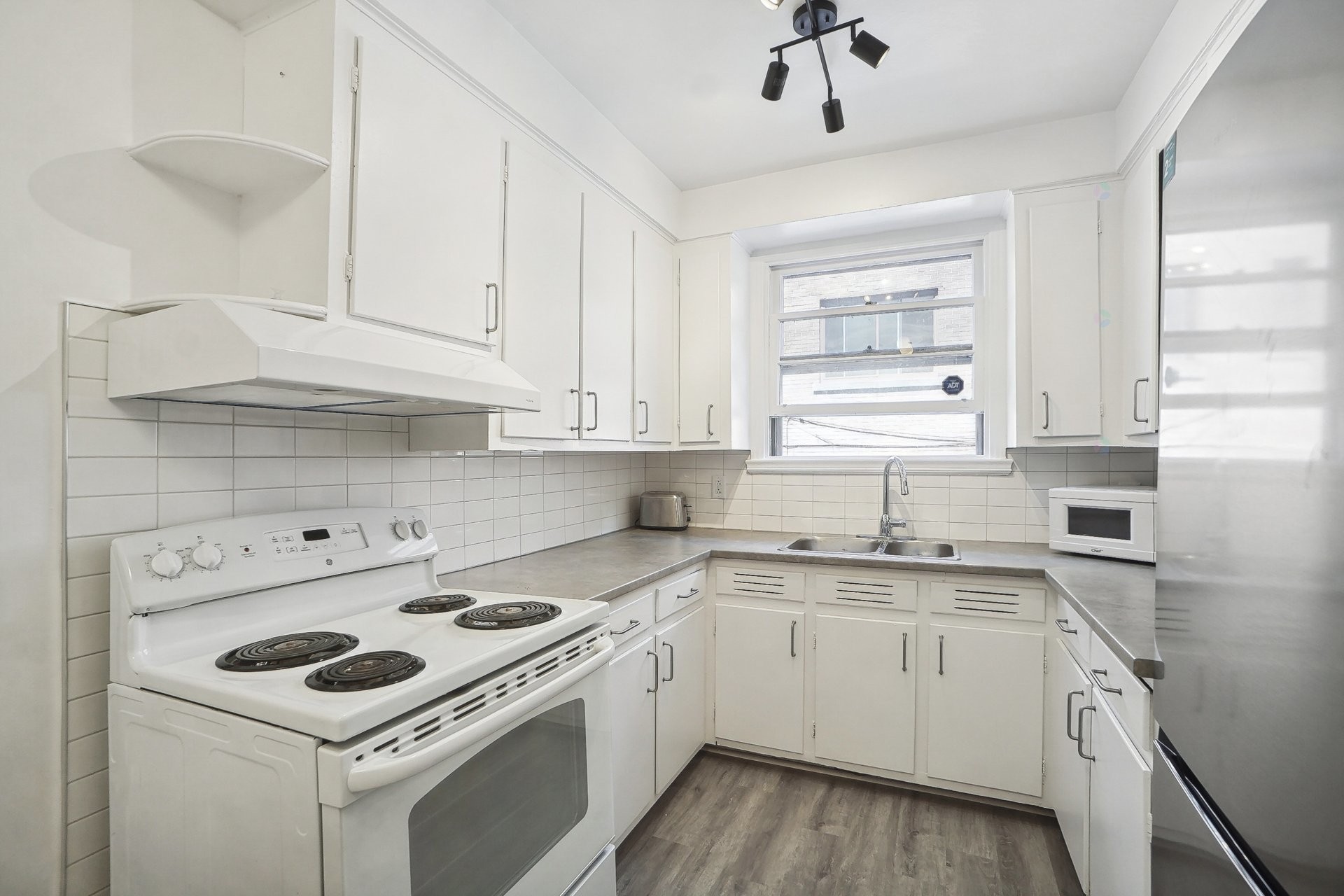 Kitchen - 2-5873 Av. Decelles, Montréal (Côte-Des-Neiges/Notre-Dame-De-Grâce), QC - Indoor Photo Showing Kitchen With Double Sink
