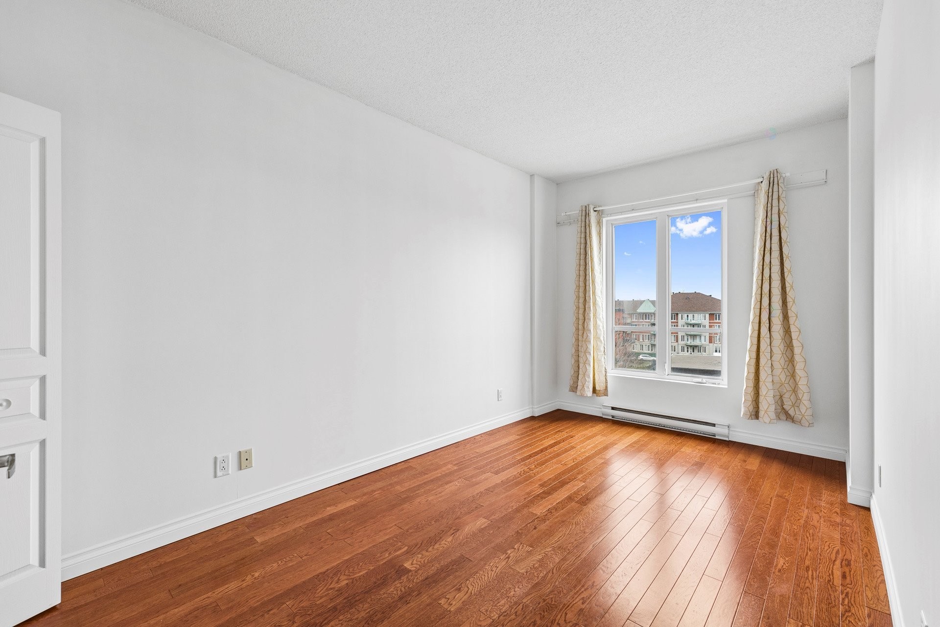 Chambre à coucher - 406-1500 Rue St-Louis, Montréal (Saint-Laurent), QC - Indoor Photo Showing Other Room