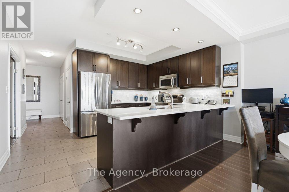 901 - 160 Macdonell Street, Guelph (Downtown), ON - Indoor Photo Showing Kitchen With Upgraded Kitchen