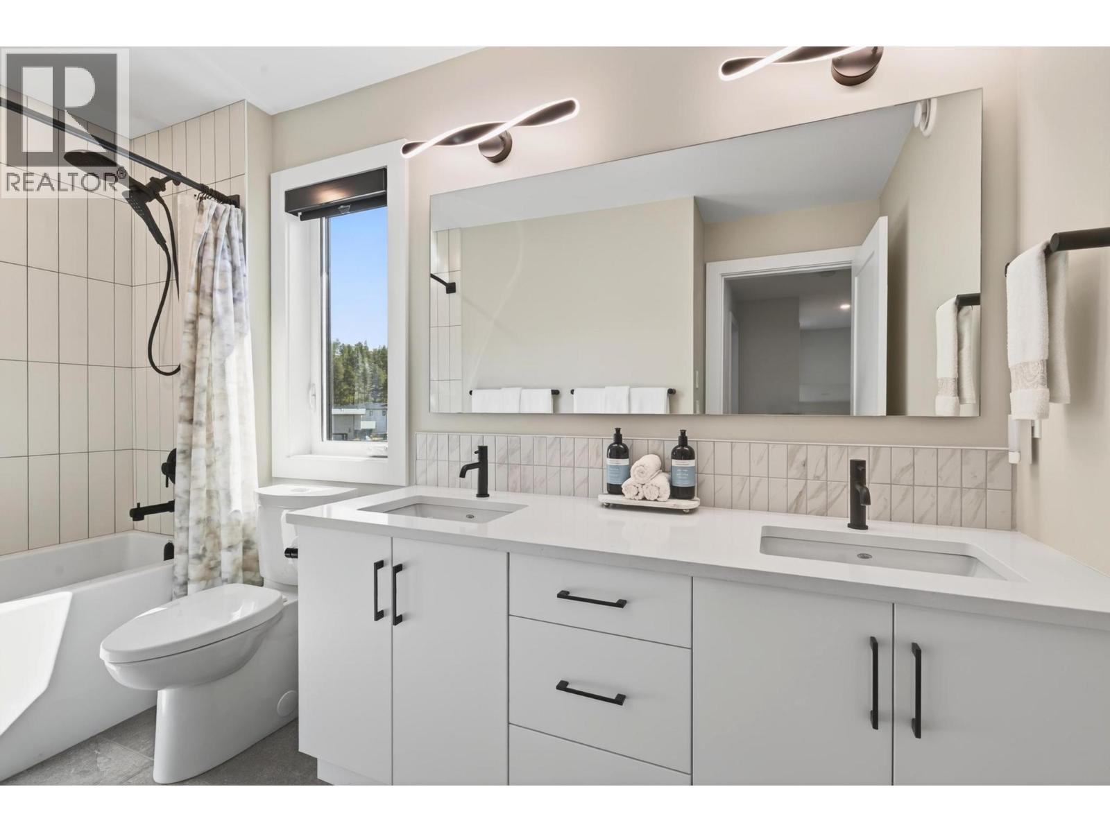 Upper Level Bathroom - 1936 Northern Flicker Court, Kelowna, BC - Indoor Photo Showing Bathroom