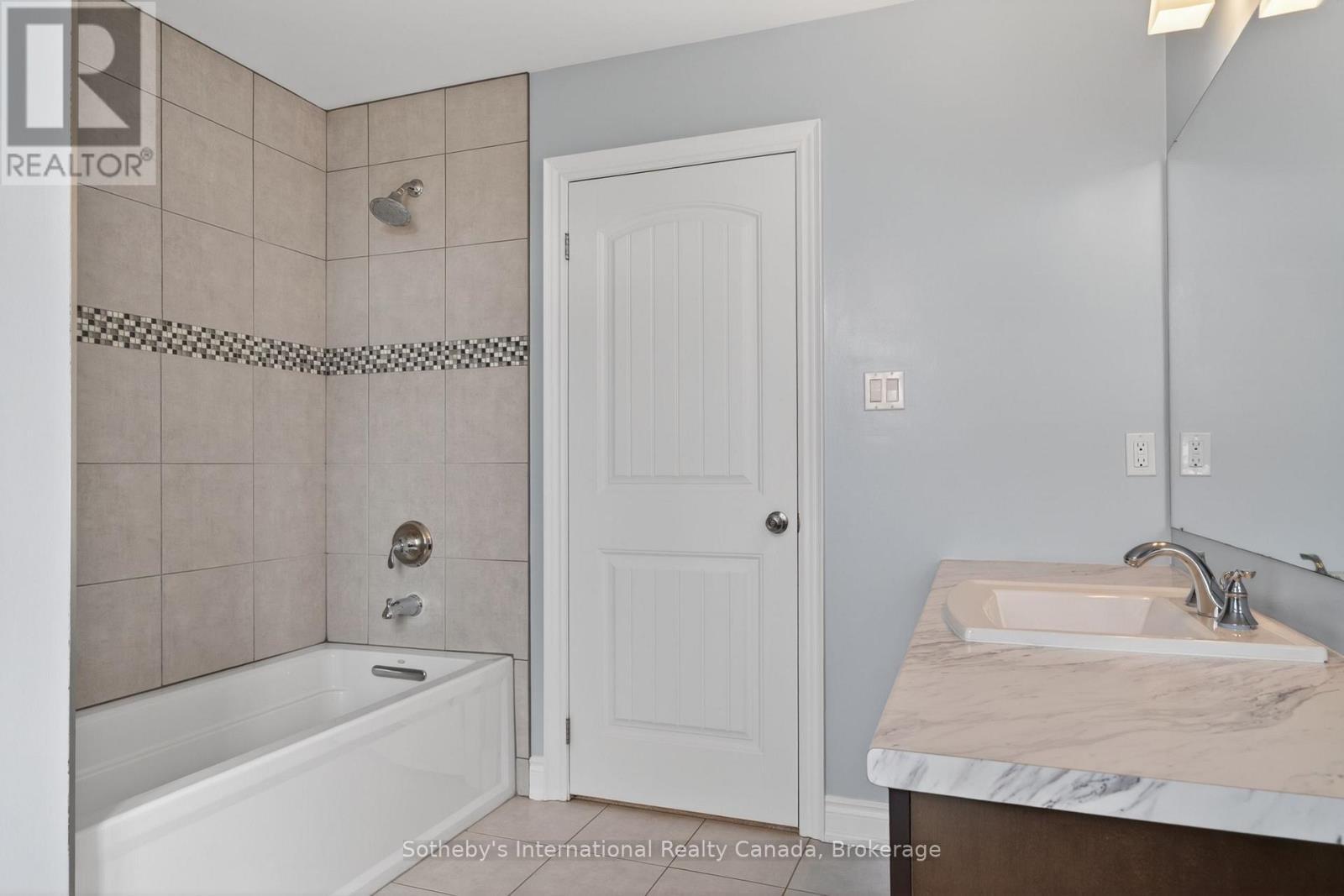 Guest Bathroom - 19 Garbutt Crescent, Collingwood, ON - Indoor Photo Showing Bathroom