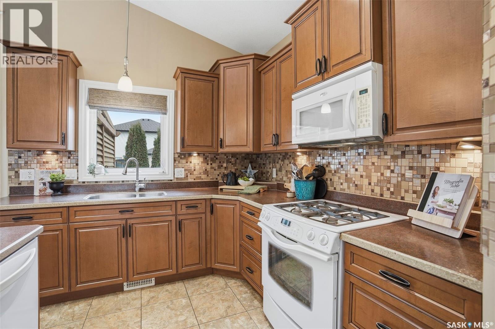 139 Pulles Crescent, Saskatoon, SK - Indoor Photo Showing Kitchen With Double Sink