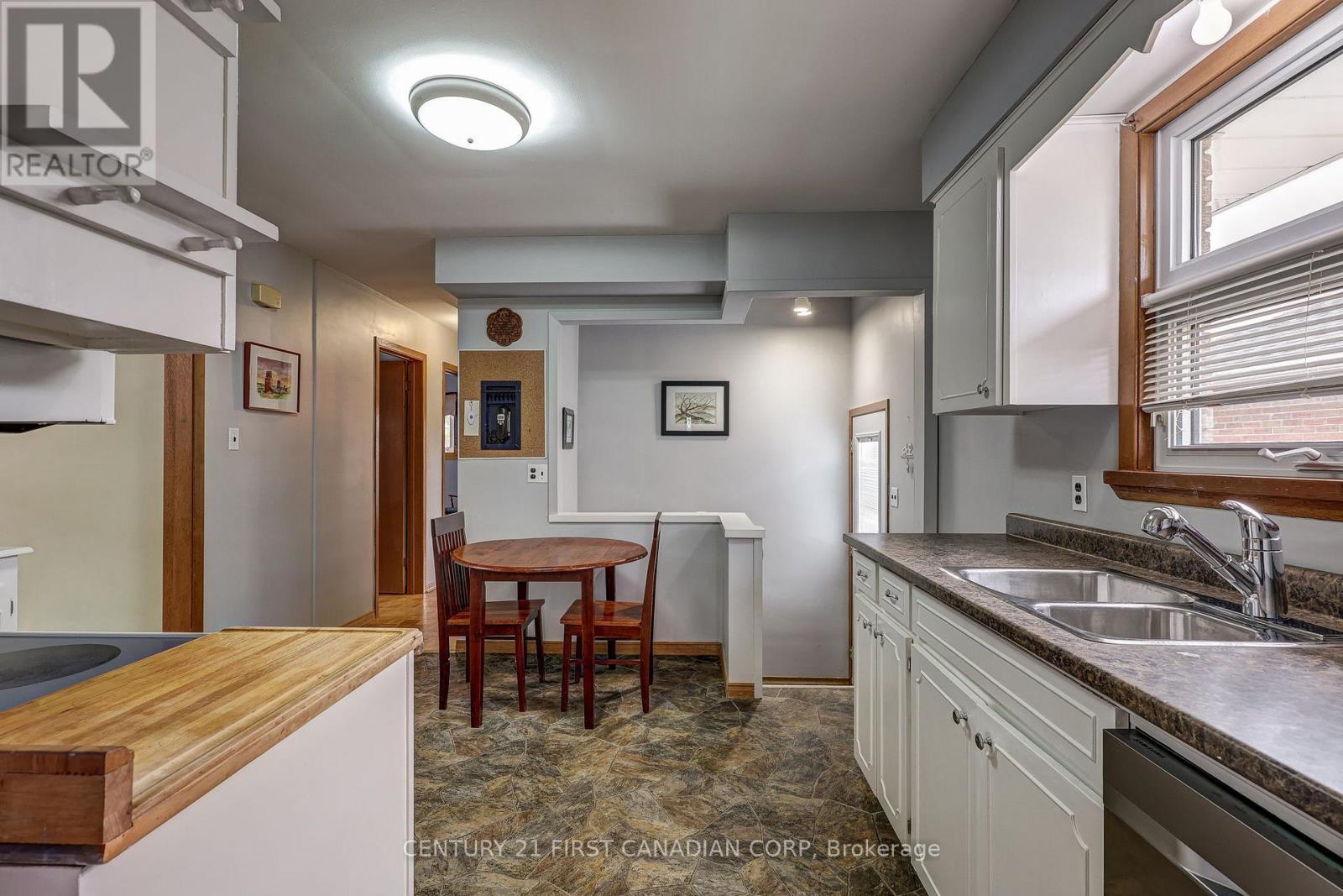 12 Rosemount Crescent, St. Thomas, ON - Indoor Photo Showing Kitchen With Double Sink