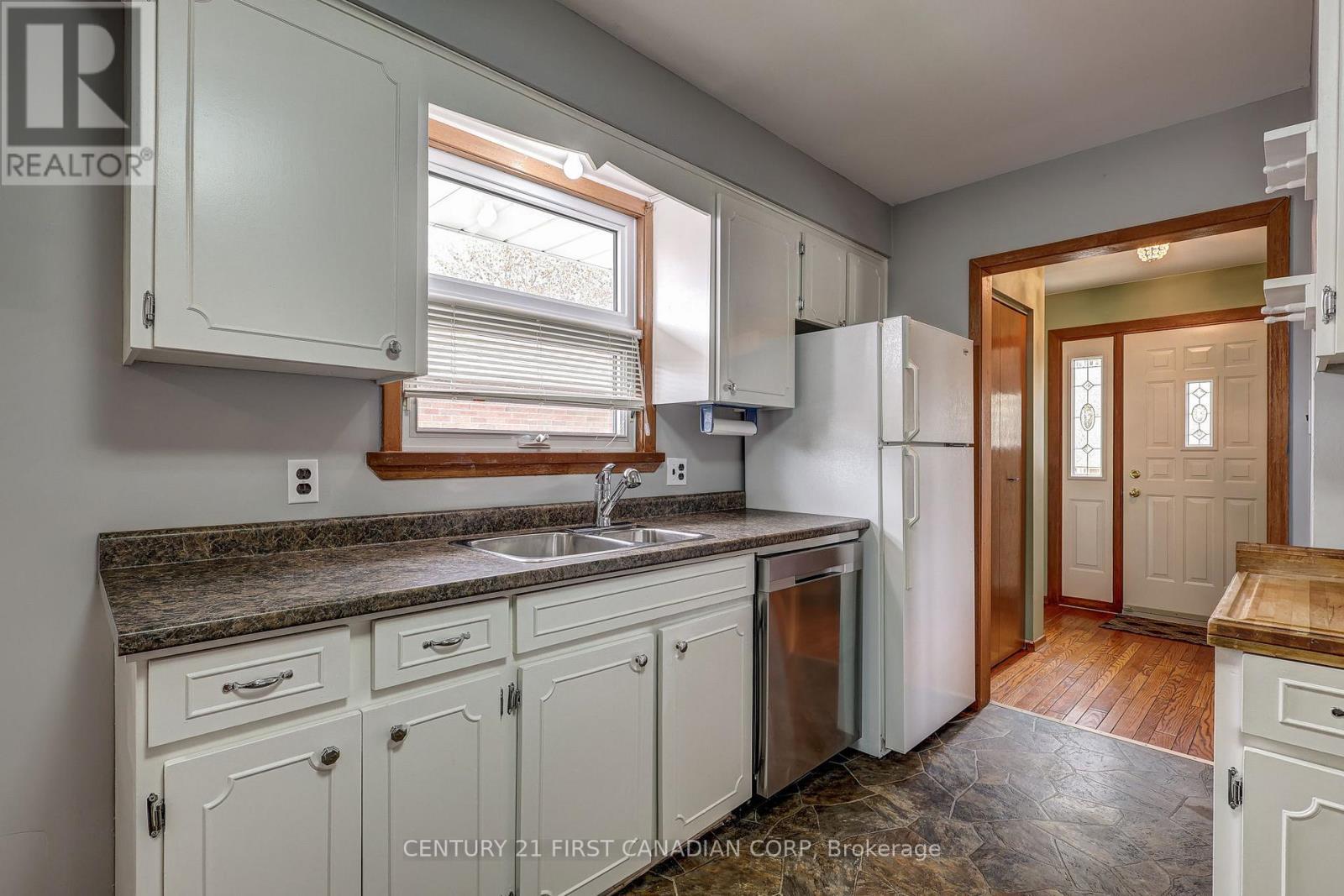 12 Rosemount Crescent, St. Thomas, ON - Indoor Photo Showing Kitchen With Double Sink