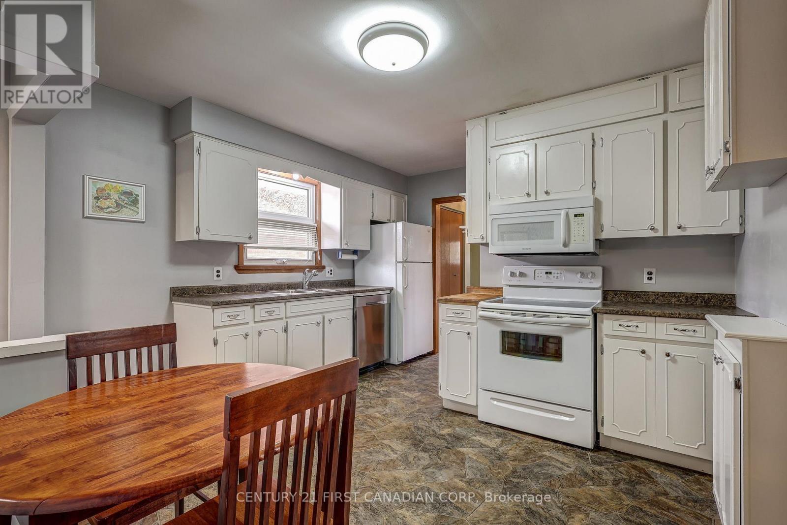 12 Rosemount Crescent, St. Thomas, ON - Indoor Photo Showing Kitchen With Double Sink
