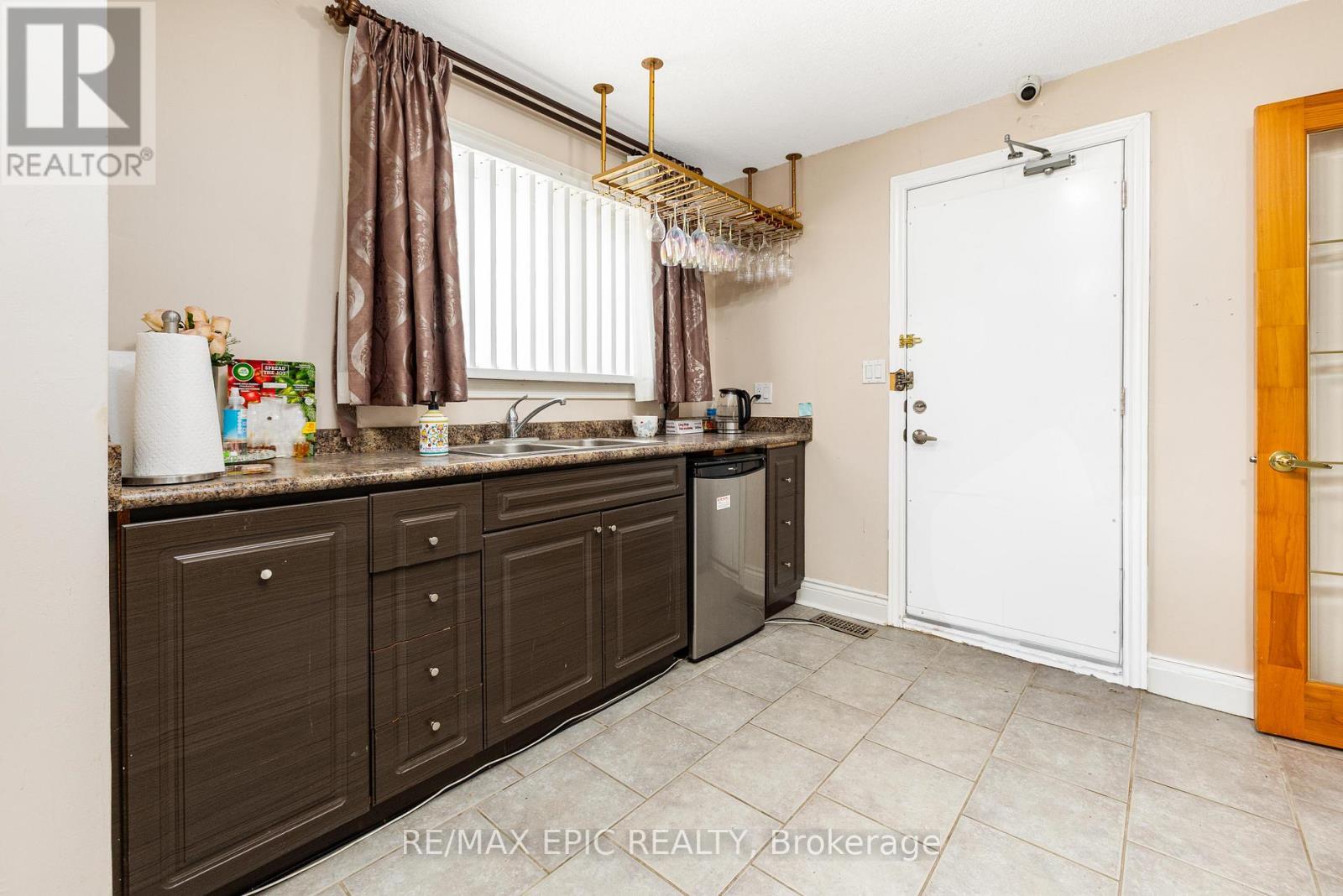4812 Highway 7 E, Markham, ON - Indoor Photo Showing Kitchen With Double Sink