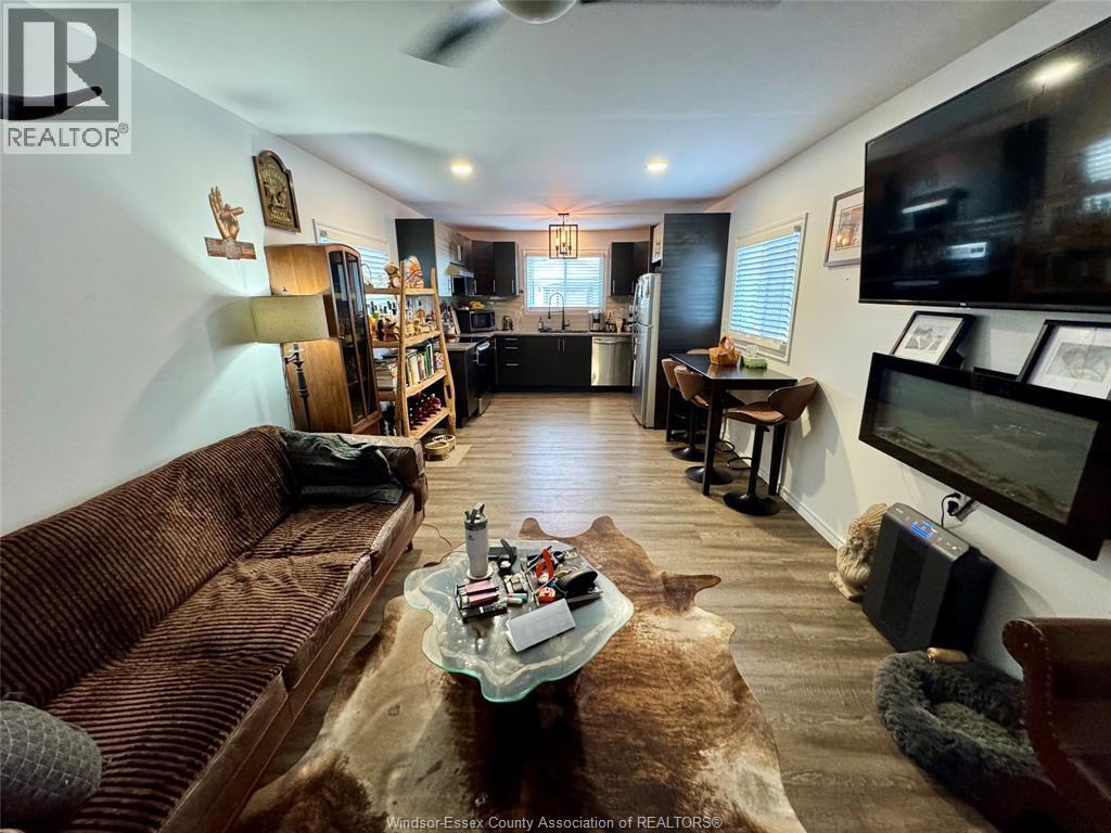 160 Michael, Lakeshore, ON - Indoor Photo Showing Living Room
