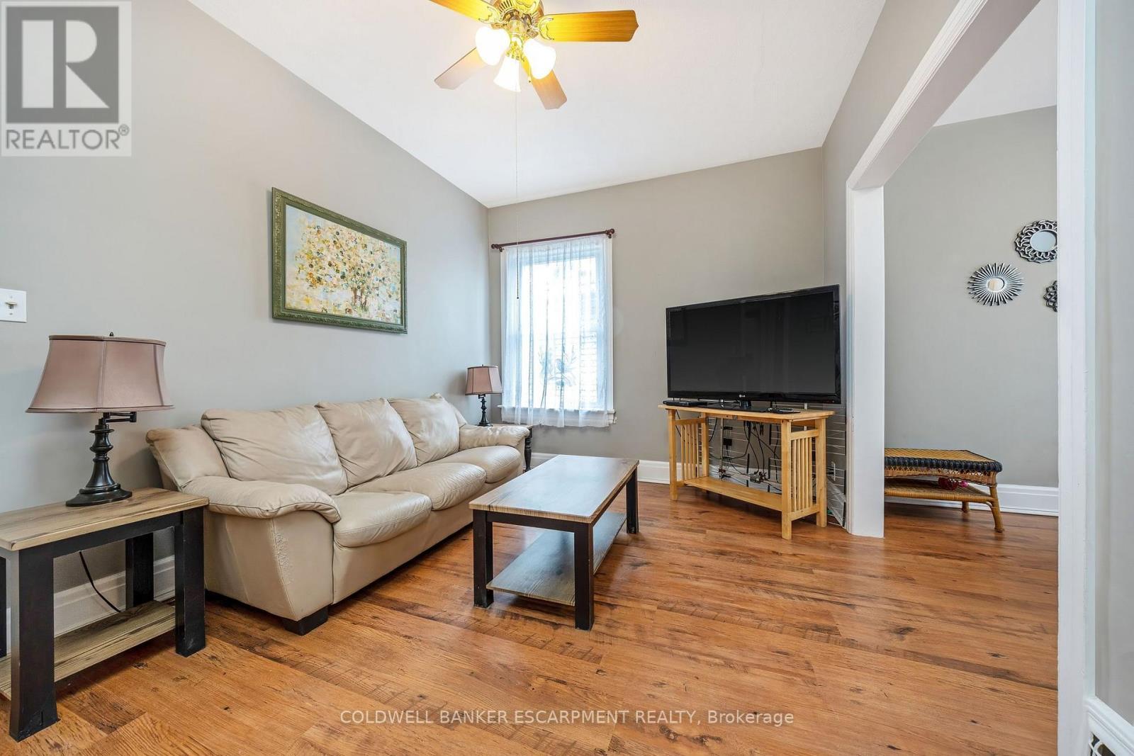 122 Cedar Street, Cambridge, ON - Indoor Photo Showing Living Room