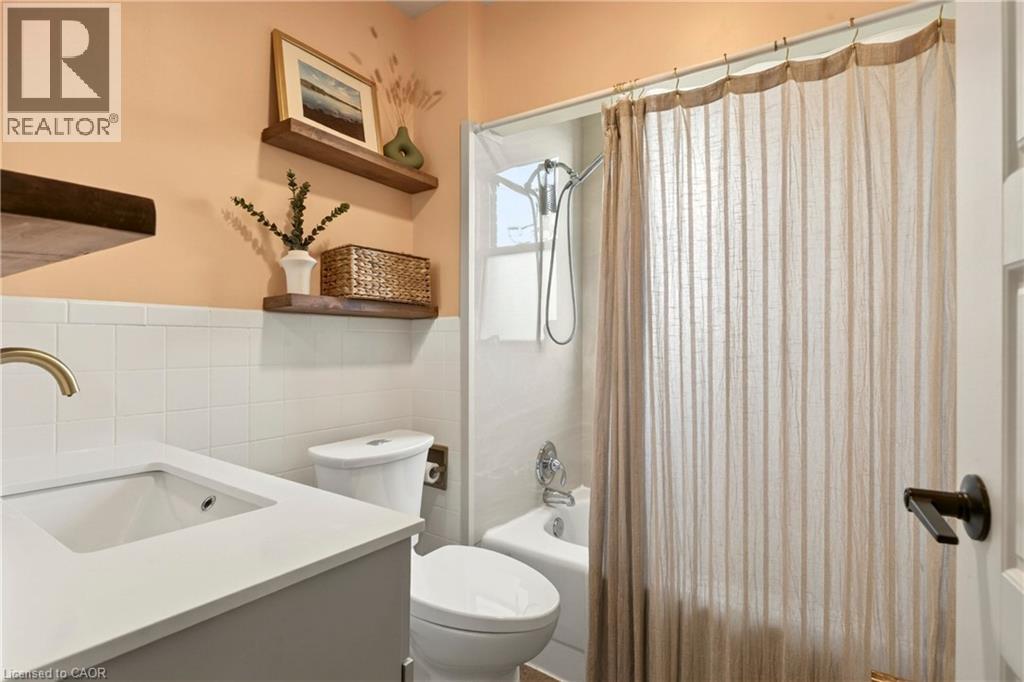 181 Simcoe Street E, Hamilton, ON - Indoor Photo Showing Bathroom