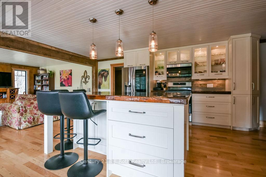 465 Ridge Road E, Oro-Medonte, ON - Indoor Photo Showing Kitchen