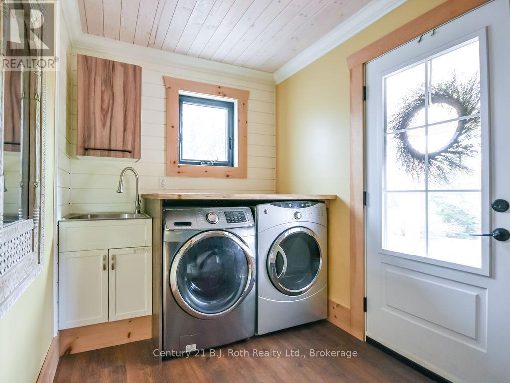 Mudroom/Laundry Room - 465 Ridge Road E, Oro-Medonte, ON - Indoor Photo Showing Laundry Room