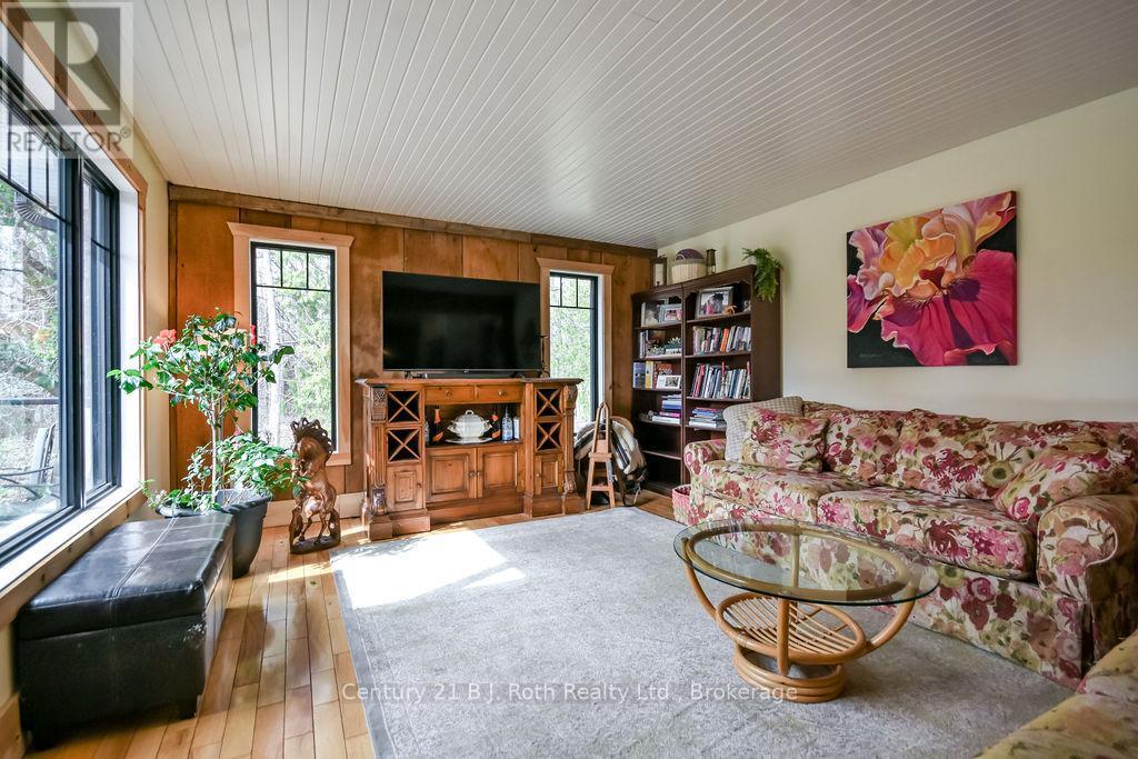 465 Ridge Road E, Oro-Medonte, ON - Indoor Photo Showing Living Room