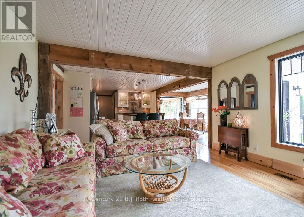 465 Ridge Road E, Oro-Medonte, ON - Indoor Photo Showing Living Room