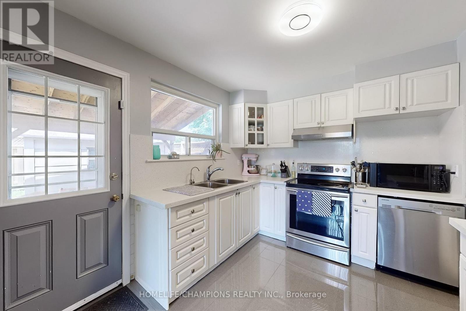 4 Flamingo Crescent, Brampton, ON - Indoor Photo Showing Kitchen With Double Sink