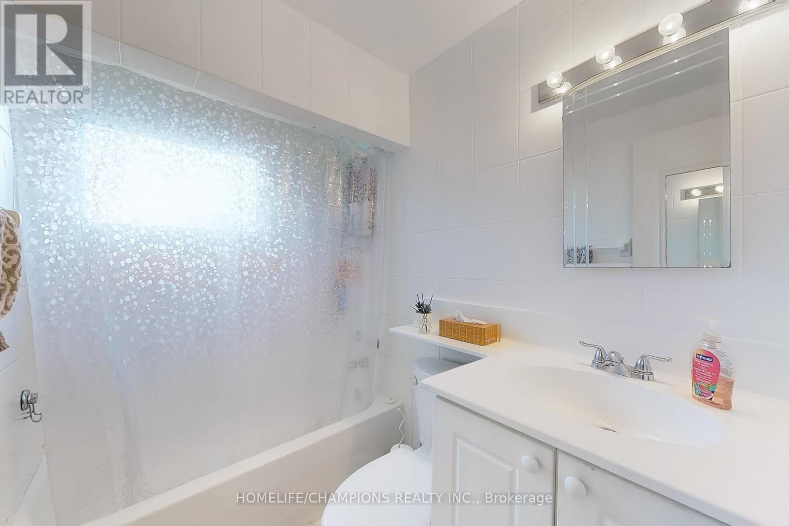 4 Flamingo Crescent, Brampton, ON - Indoor Photo Showing Bathroom