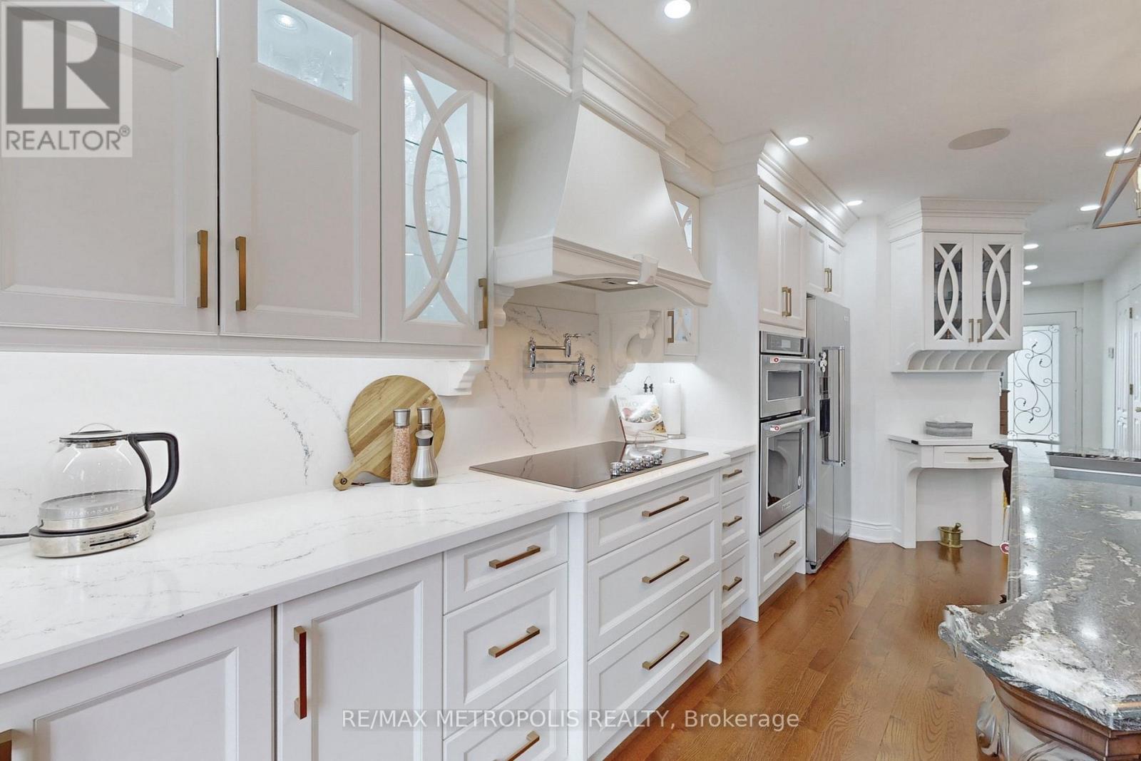14 Piazza Crescent, Vaughan, ON - Indoor Photo Showing Kitchen With Upgraded Kitchen