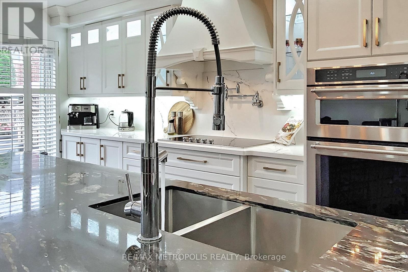 14 Piazza Crescent, Vaughan, ON - Indoor Photo Showing Kitchen