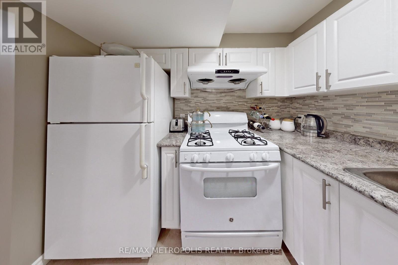 14 Piazza Crescent, Vaughan, ON - Indoor Photo Showing Kitchen